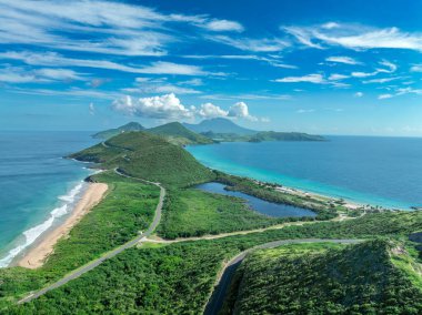 Arka planda Nevis tepesi turkuaz suyu olan St. Kitts kıyılarının havadan görüntüsü 