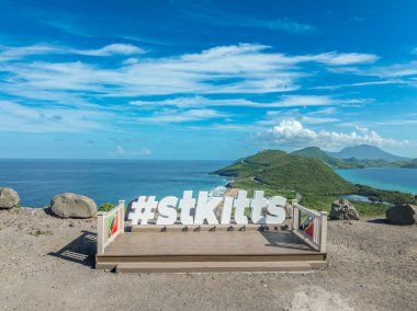 Timothy Hill 'den St. Kitts panoramik manzarası mavi bulutlu gökyüzü ve St. Kitts tabelası