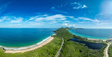 Arka planda Nevis tepesi turkuaz suyu olan St. Kitts kıyılarının havadan görüntüsü 