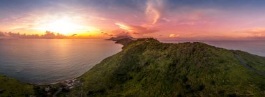 St. Kitts, Basseterre, Güney Friars Körfezi renkli güneş ışınları üzerinde dramatik bir gün batımı. Güneş Karayip Denizi 'nin üzerinde batarken bulutları pembeye, kırmızıya ve mora boyuyor. 