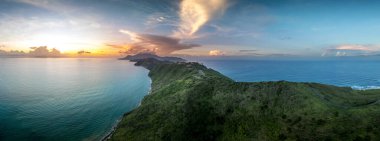 St. Kitts, Basseterre, Güney Friars Körfezi renkli güneş ışınları üzerinde dramatik bir gün batımı. Güneş Karayipler 'in üzerinde batarken bulutları pembeye, kırmızıya ve mora boyuyor.