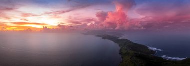 St. Kitts, Basseterre, Güney Friars Körfezi renkli güneş ışınları üzerinde dramatik bir gün batımı. Güneş Karayip Denizi 'nin üzerinde batarken bulutları pembeye, kırmızıya ve mora boyuyor. 