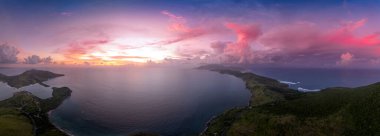 St. Kitts, Basseterre, Güney Friars Körfezi renkli güneş ışınları üzerinde dramatik bir gün batımı. Güneş Karayip Denizi 'nin üzerinde batarken bulutları pembeye, kırmızıya ve mora boyuyor. 