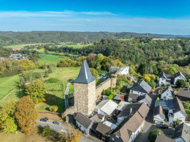 Ortaçağ şehir duvarları ve Blankenberg Stadt Kulesi 'nin havadan görünüşü Almanya' daki Sieg Nehri 'nin yukarısındaki tepe kaleli ortaçağ köyünü restore etti.