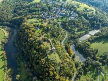 Blankenberg Stadt 'ın şehir duvarları, şehir kapısı ve kalesiyle hava manzarası Almanya' daki Sieg Nehri 'nin yukarısındaki tepe şatosu ile ortaçağ köyünü restore etti.