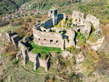 Ortaçağ Solymos 'u, Mures nehri üzerindeki Soimos şatosu harabesi, kare kalesi, kapı evi, Lipova yakınlarındaki eşmerkezli duvarlar.
