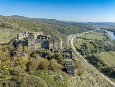 Ortaçağ Solymos 'u, Mures nehri üzerindeki Soimos şatosu harabesi, kare kalesi, kapı evi, Lipova yakınlarındaki eşmerkezli duvarlar.