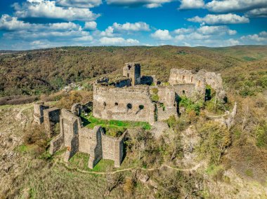 Ortaçağ Solymos 'u, Mures nehri üzerindeki Soimos şatosu harabesi, kare kalesi, kapı evi, Lipova yakınlarındaki eşmerkezli duvarlar.