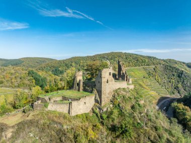 Altenahr Almanya 'daki şatonun havadan görünüşü, nehrin üzerinde duvarları ve kuleleri olan ortaçağ yıkık tepesi.