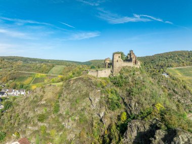 Altenahr Almanya 'daki şatonun havadan görünüşü, nehrin üzerinde duvarları ve kuleleri olan ortaçağ yıkık tepesi.