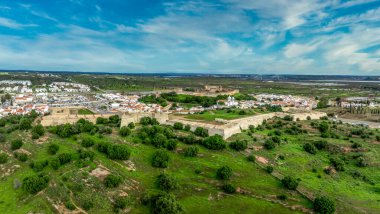 Castro Marim 'in havadan görünüşü, Portekiz kale kasabası Guadiana nehrinin yukarısındaki kaleler, boynuz işleri, silah limanları tuz düzlükleri.