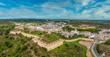 Castro Marim 'in havadan görünüşü, Portekiz kale kasabası Guadiana nehrinin yukarısındaki kaleler, boynuz işleri, silah limanları tuz düzlükleri.