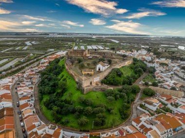 Castro Marim 'in havadan görünüşü, Portekiz kale kasabası Guadiana nehrinin yukarısındaki kaleler, boynuz işleri, silah limanları tuz düzlükleri.