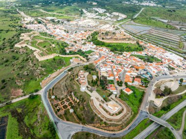 Castro Marim 'in havadan görünüşü, Portekiz kale kasabası Guadiana nehrinin yukarısındaki kaleler, boynuz işleri, silah limanları tuz düzlükleri.