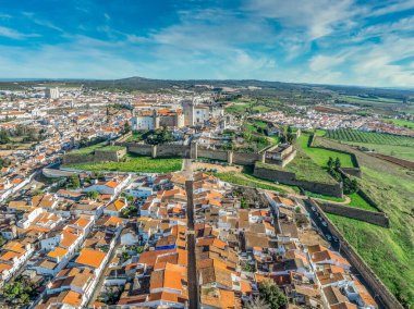 Portekiz 'deki Estremoz şatosunun havadan görünüşü beyaz mermerden yapılmış, dört kapı, kaleler, raylar ve diğer savunma yapılarıyla çevrili.