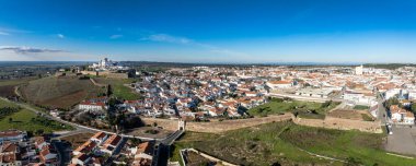 Portekiz 'deki Estremoz şatosunun havadan görünüşü beyaz mermerden yapılmış, dört kapı, kaleler, raylar ve diğer savunma yapılarıyla çevrili.