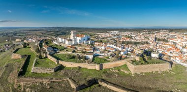 Portekiz 'deki Estremoz şatosunun havadan görünüşü beyaz mermerden yapılmış, dört kapı, kaleler, raylar ve diğer savunma yapılarıyla çevrili.