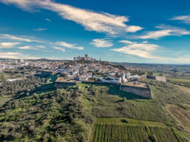 Portekiz 'deki Estremoz şatosunun havadan görünüşü beyaz mermerden yapılmış, dört kapı, kaleler, raylar ve diğer savunma yapılarıyla çevrili.