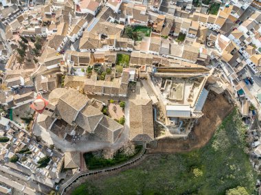 Endülüs 'teki Iznajar Kalesi' nin havadan görünüşü, üçgen tasarım, yan kuleleri olan duvar, İspanya 'nın en güzel köylerinden birinin beşgen kalesi.