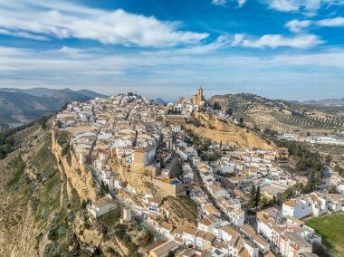 Endülüs 'teki Iznajar Kalesi' nin havadan görünüşü, üçgen tasarım, yan kuleleri olan duvar, İspanya 'nın en güzel köylerinden birinin beşgen kalesi.