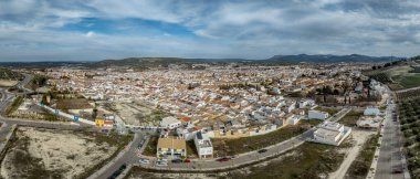Lucena ortaçağ şatosunun İspanya 'nın göbeğindeki Damas kulesinin havadan görünüşü.