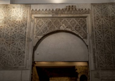 Ortaçağ sinagogu, Cordoba 'nın Yahudi Mahallesi' nin kalbinde, Endülüs 'te eşsizdir ve Ortaçağ sinagoglarının en iyi korunmuş üç sinagogundan biridir.