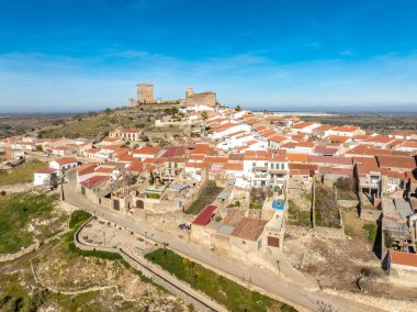 Extremadura İspanya 'daki Nogales' in havadan görünüşü, beyaz yıkamalı evleri, kilisesi ve kalesi olan tipik bir İspanyol tepe köyü.