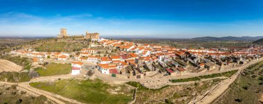 Extremadura İspanya 'daki Nogales' in havadan görünüşü, beyaz yıkamalı evleri, kilisesi ve kalesi olan tipik bir İspanyol tepe köyü.