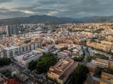 Malaga Birliği 'nin hava manzarası, Ejido kampüsü Ekonomi Bilimi Fakültesi, Mimarlık Güzel Sanatlar Dramatik renkli günbatımı gökyüzü