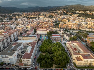 Malaga Birliği 'nin hava manzarası, Ejido kampüsü Ekonomi Bilimi Fakültesi, Mimarlık Güzel Sanatlar Dramatik renkli günbatımı gökyüzü