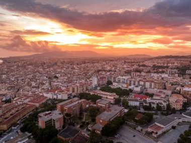 Malaga Birliği 'nin hava manzarası, Ejido kampüsü Ekonomi Bilimi Fakültesi, Mimarlık Güzel Sanatlar Dramatik renkli günbatımı gökyüzü