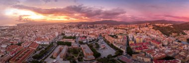 Malaga Birliği 'nin hava manzarası, Ejido kampüsü Ekonomi Bilimi Fakültesi, Mimarlık Güzel Sanatlar Dramatik renkli günbatımı gökyüzü