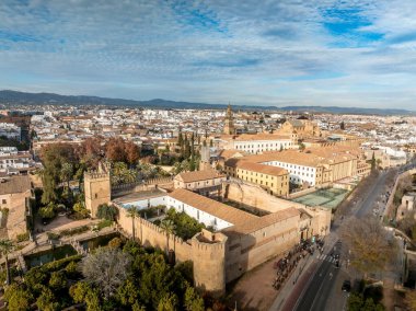 Cordoba 'lı Alcazar' ın hava görüntüsü. Teraslı bahçeli Mudjar tarzı 1300 'ler sarayı, panoramik manzaralı Roma mozaikleri ve Gotik kuleleri.