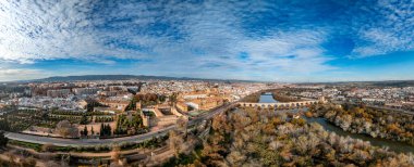 Cordoba İspanya 'nın havadan görünüşü, Guadalquivir Nehri üzerindeki Roma köprüsü, Calahorra Kulesi, Alcazar, Cami Katedrali, Ortaçağ şehir merkezi