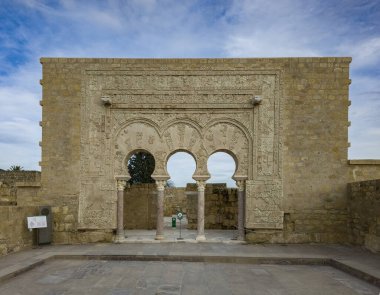 Cordoba İspanya yakınlarındaki Medina Azahara kraliyet sarayının İslami at nalı kemerleri.