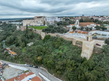 Portekiz 'deki Sado nehrinin yukarısındaki ortaçağ şatosunun kare kuleleri ile Alcacer' in havadan görünüşü, saray otelden otele dönüşür.