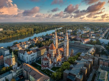 Güney Macaristan 'ın tarihi merkezi Tisza Nehri ile Szeged' in hava manzarası.