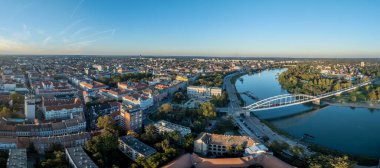 Güney Macaristan şehir merkezindeki Mora müzesi, Tisza nehir köprüsü ile Szeged 'in hava görüntüsü.