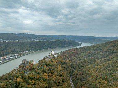 Ren 'in Koruyucusu: Sterrenberg Şatosu, Liebenstein Zamansız ve Gün batımında dramatik gökyüzü