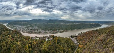 Ren 'in Koruyucusu: Sterrenberg Şatosu, Liebenstein Zamansız ve Gün batımında dramatik gökyüzü