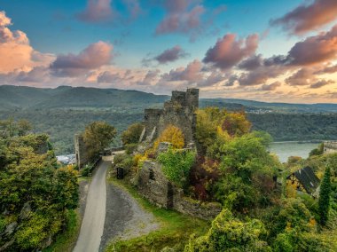 Ren 'in Liebenstein Kalesi: Bir Hikaye Kalesi,' Düşman Kardeşler Efsanesi, Ortaçağ Duvarları Panoramik Nehir Sahneleri