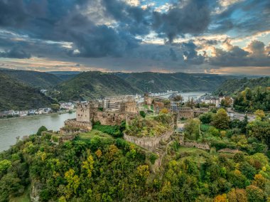 Rheinfels Kalesi: Ren nehrine bakan görkemli harabeler, Almanya 'nın hava manzarasının kalbinde yüzyıllar öncesinin hikayelerini fısıldayan bir ortaçağ kalesi