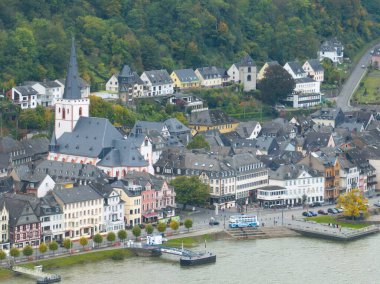 Rheinfels Kalesi: Ren nehrine bakan görkemli harabeler, Almanya 'nın hava manzarasının kalbinde yüzyıllar öncesinin hikayelerini fısıldayan bir ortaçağ kalesi