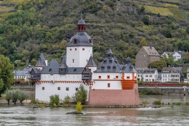 Ren adası kalesi, Pfalzgrafenstein: bir kompakt, köşeli kuleler, tahta çatılar ve nehir savunmasını yansıtan merkezi bir avlu.