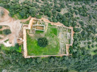 Taştan duvarlar ve çentikli duvarlar Paderne Kalesi 'nin mavi gökyüzüne karşı tarihi bir Portekiz kalesi olan ortaçağ mimarisini tanımlıyor