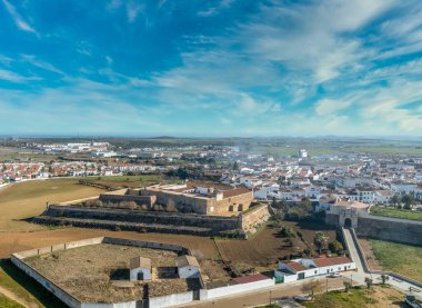 Olivenza 'nın tahkimatlarının havadan görünüşü, Portekiz ve İspanyol stillerinin karışımı, sağlam duvarlar, heybetli kapılar ve heybetli bir kale.