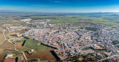 Olivenza 'nın tahkimatlarının havadan görünüşü, Portekiz ve İspanyol stillerinin karışımı, sağlam duvarlar, heybetli kapılar ve heybetli bir kale.