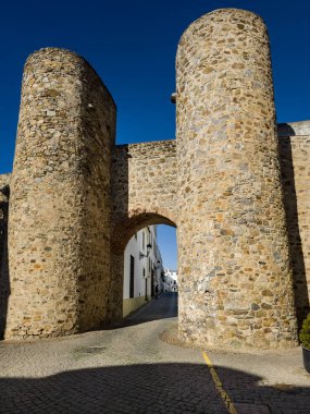 Olivenza 'nın orjinal savunma merkezini koruyan ikiz kuleli ortaçağ kale kapısı.
