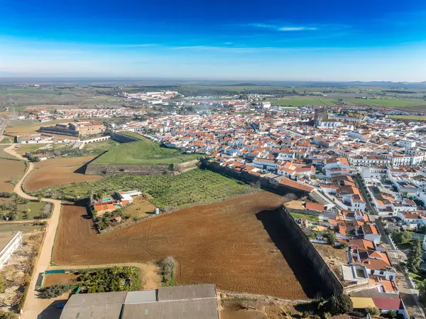 Olivenza 'nın tahkimatlarının havadan görünüşü, Portekiz ve İspanyol stillerinin karışımı, sağlam duvarlar, heybetli kapılar ve heybetli bir kale.