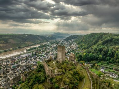 Moselle nehri kare donjon üzerindeki Niederburg Kobern tepe Gotik kalesinin havadan görünüşü, dairesel savunma duvarı.
